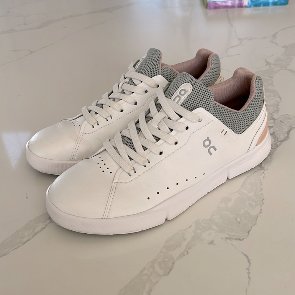 Women’s size 8.5 OnClouds - THE RODGER Advantage style.